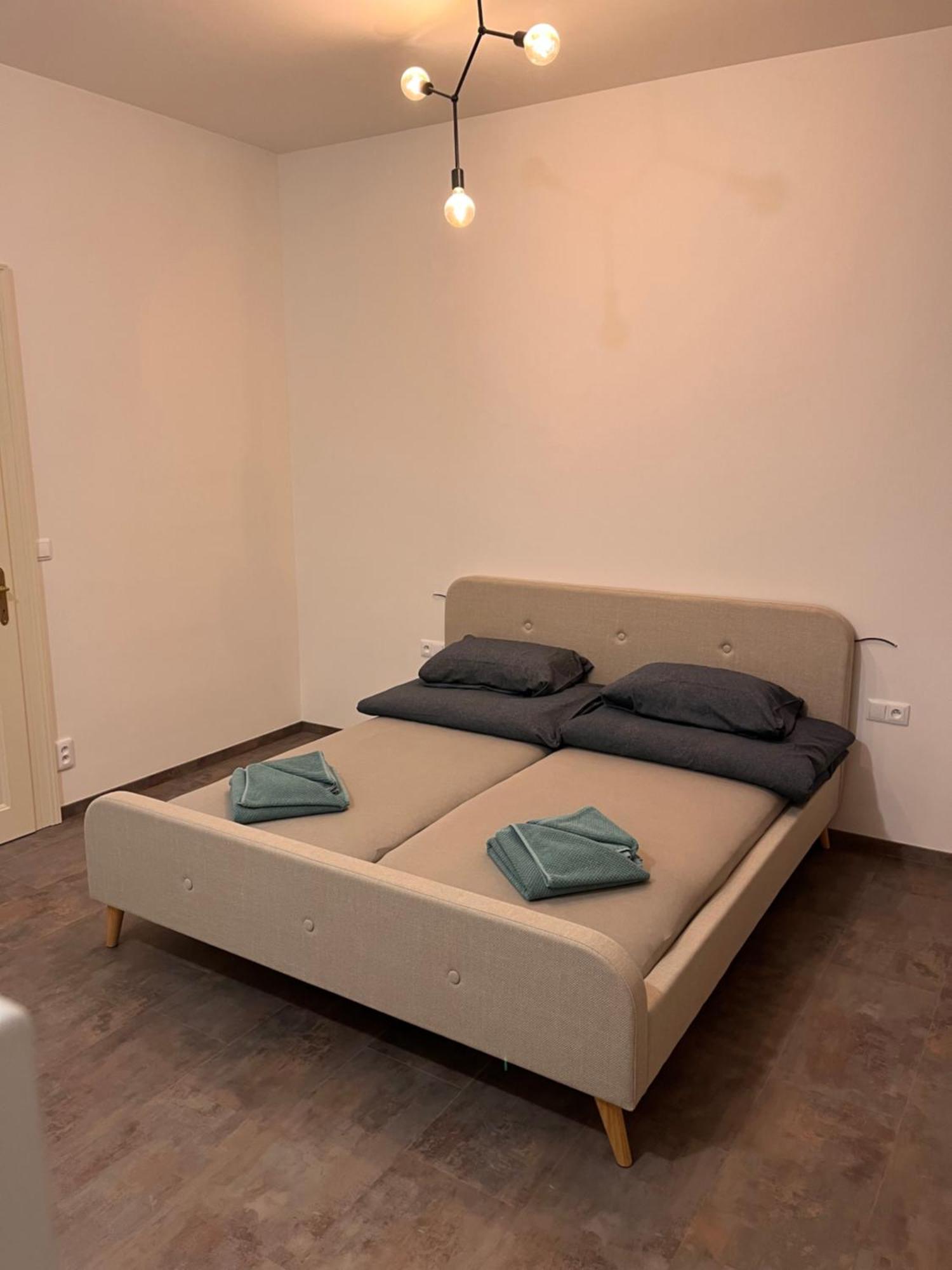Pearl Bee Deluxe Suites Plzeň Esterno foto
